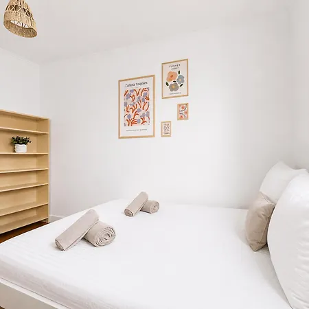 Moderne, Lumineux Et Parking Sur Place