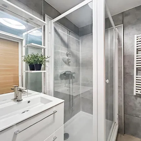 Moderne, Lumineux Et Parking Sur Place *